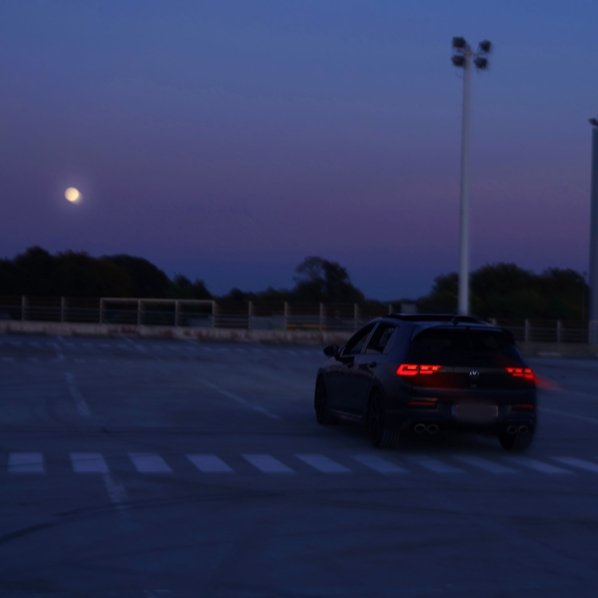 Golf 8R en conduite sportive sur route, location voiture premium Bordeaux