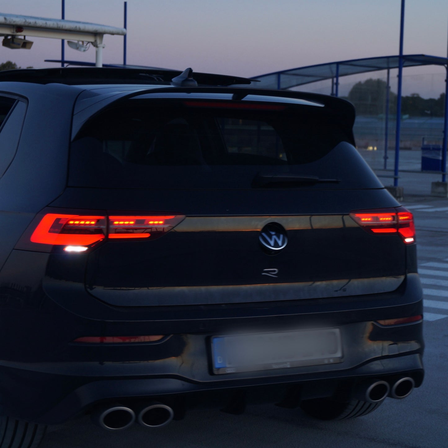 Volkswagen Golf 8R 2023 vue arrière avec double échappement sport