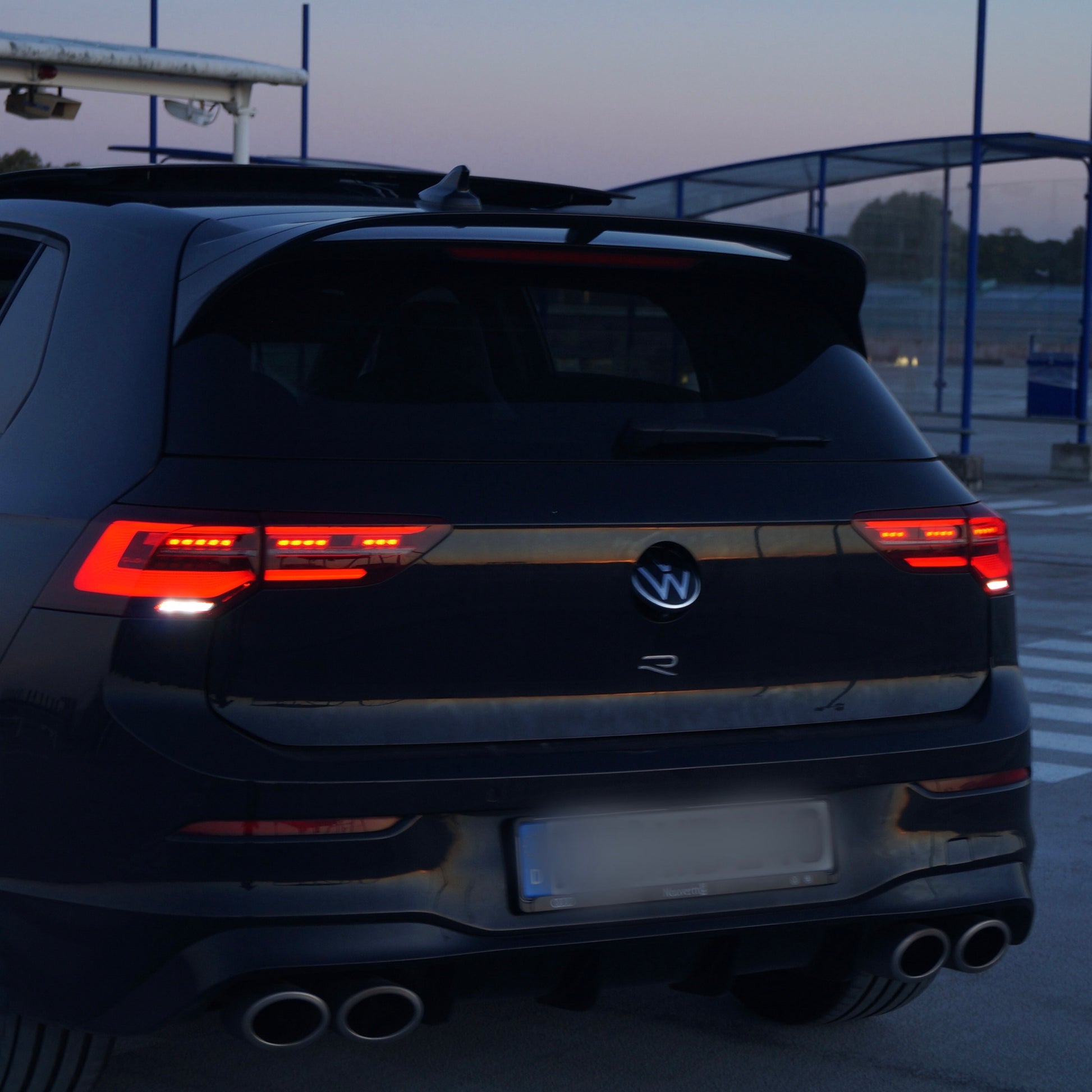 Volkswagen Golf 8R 2023 vue arrière avec double échappement sport