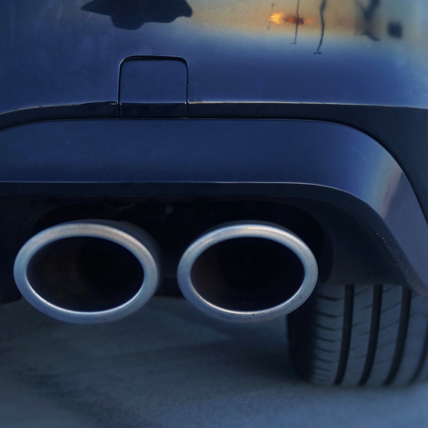 Volkswagen Golf 8R 2023 vue arrière avec double échappement sport