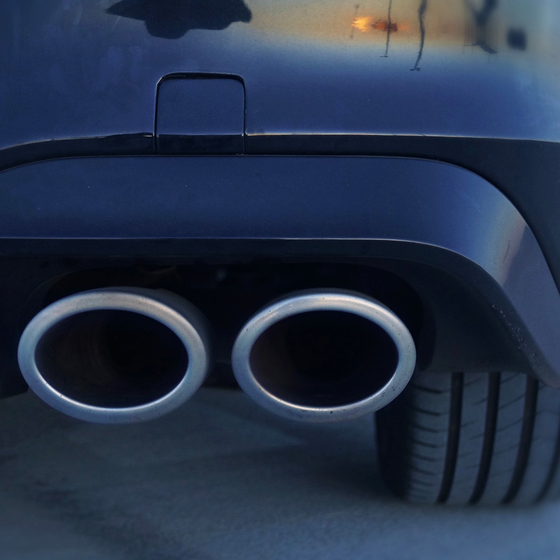 Volkswagen Golf 8R 2023 vue arrière avec double échappement sport