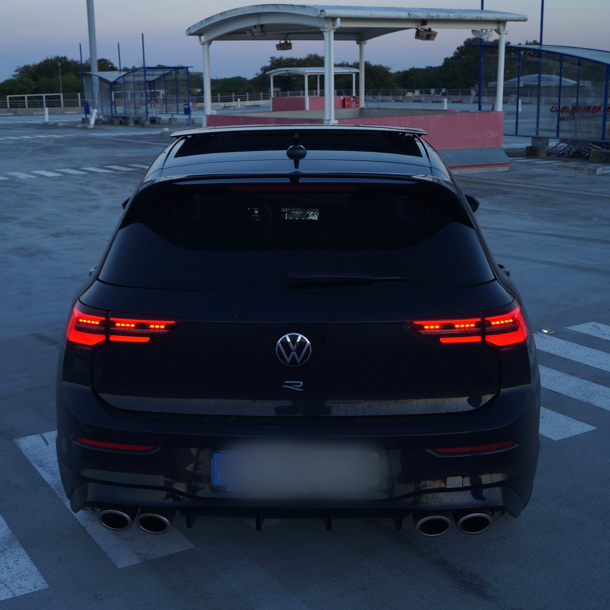 Volkswagen Golf 8R 2023 vue arrière avec double échappement sport