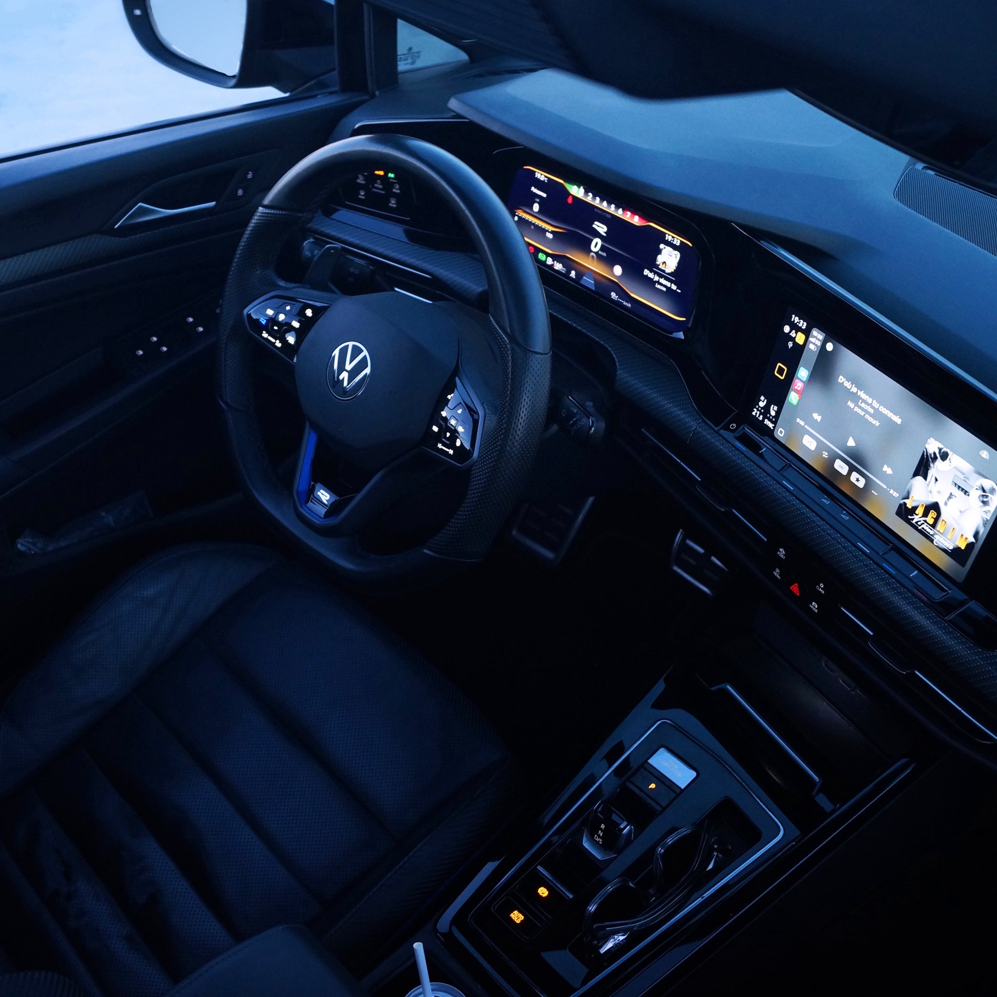 Intérieur Volkswagen Golf 8R avec sièges sport et écran tactile digital cockpit